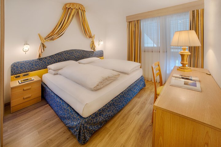 Room 4 of 55