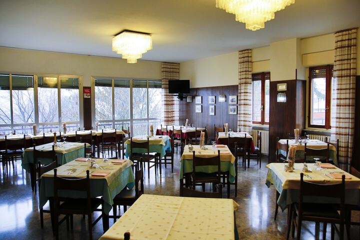 Dining 33 of 48
