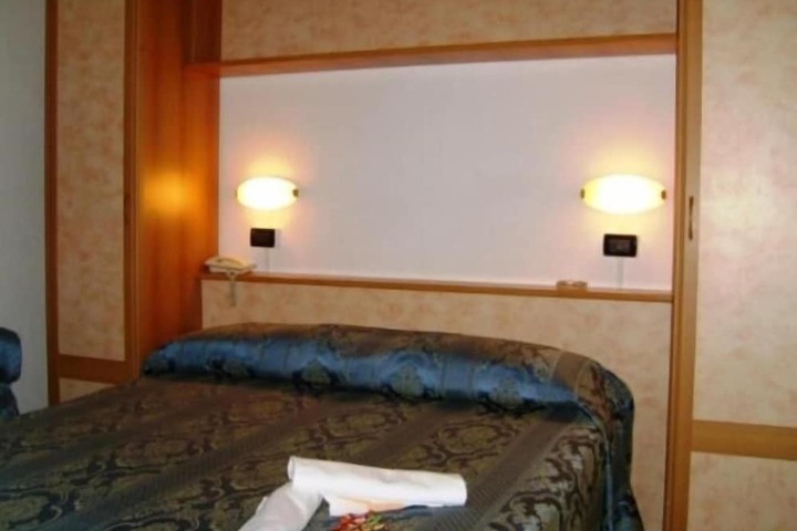 Room 8 of 42