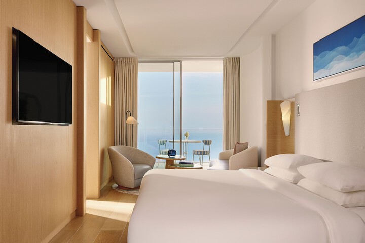 Room 8 of 90