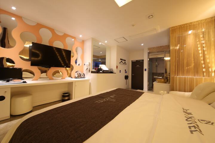 Room 29 of 65
