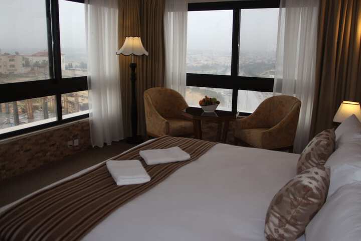 Room 16 of 33