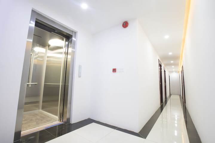 Ballroom/Hall 32 of 35