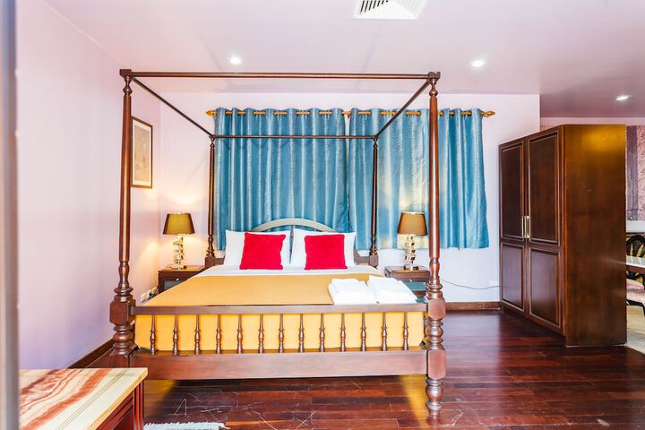 Room 4 of 20