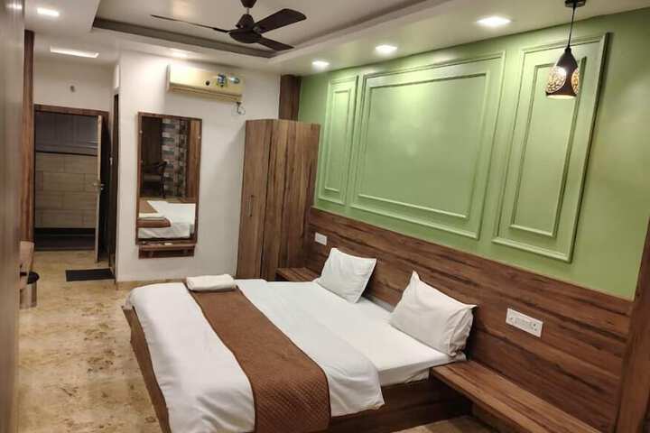 Room 4 of 10