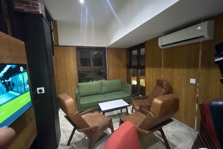 Lounge 30 of 35