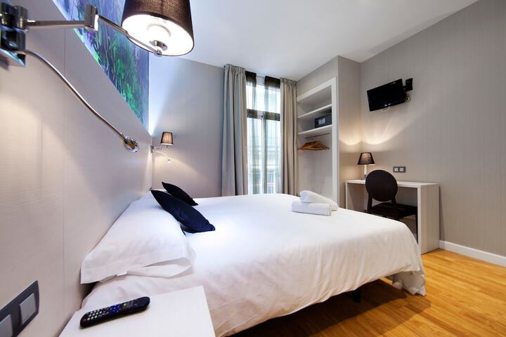 Room 5 of 18