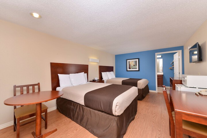 2 Double Beds (3 of 8)