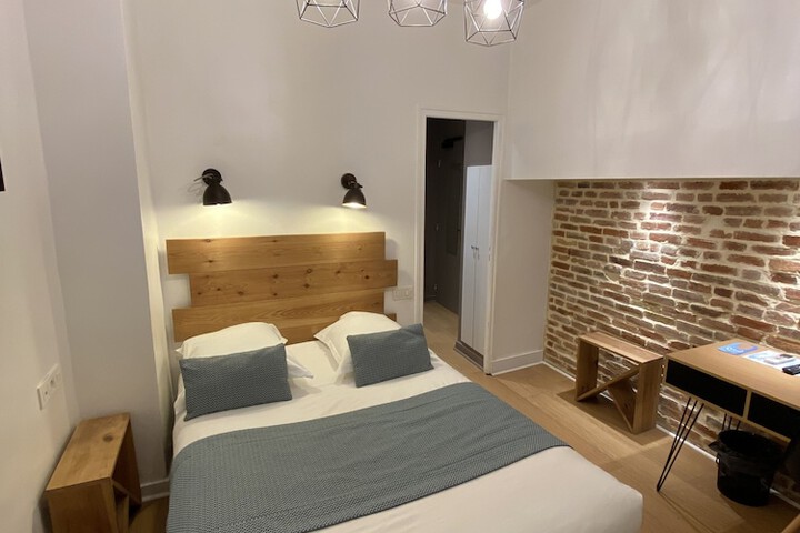 Room 11 of 76
