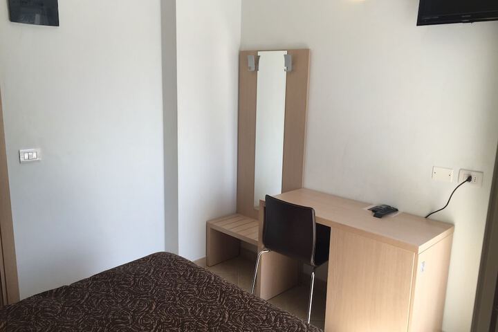 Room 7 of 34