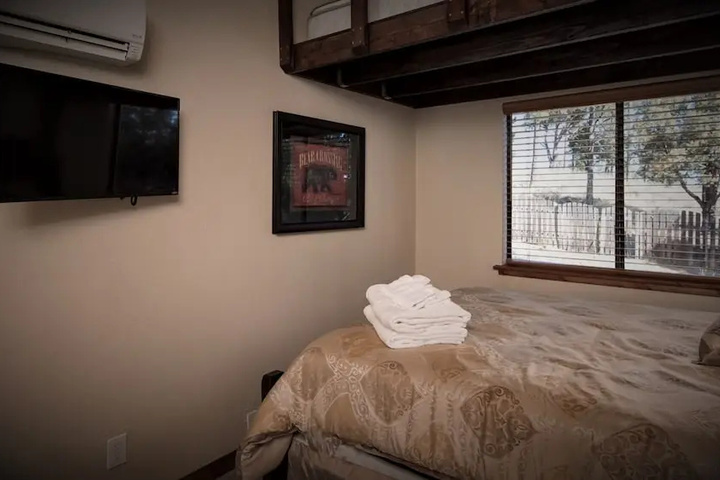 Room 4 of 16