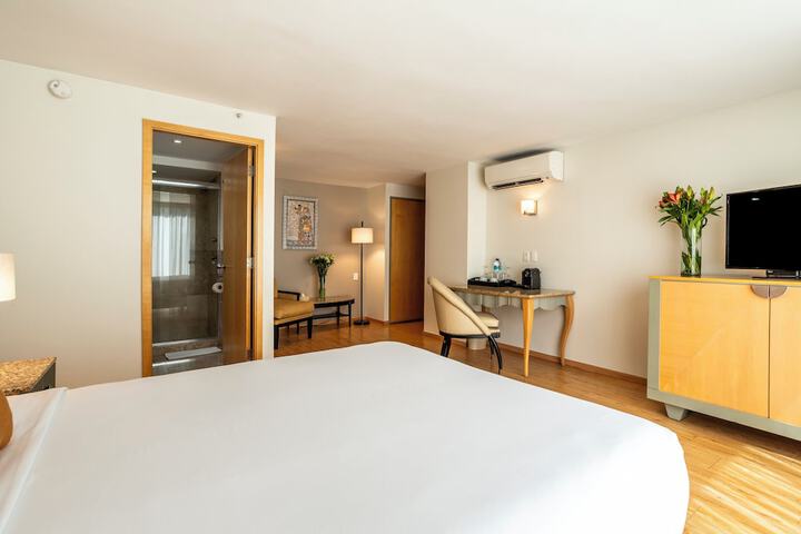 Room 33 of 83