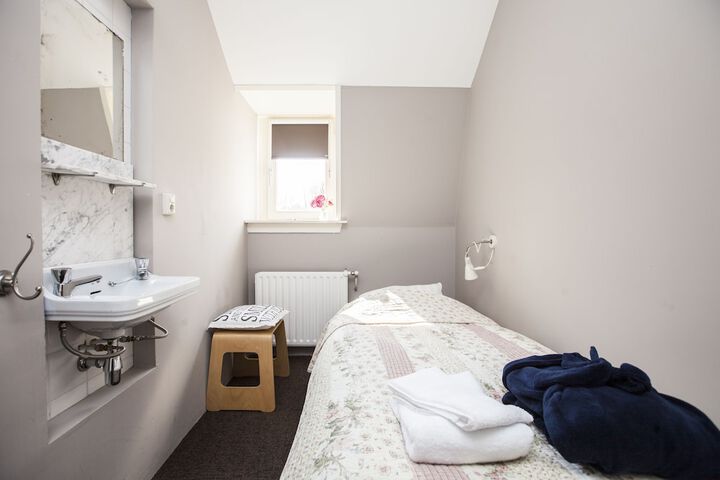 Room 2 of 64