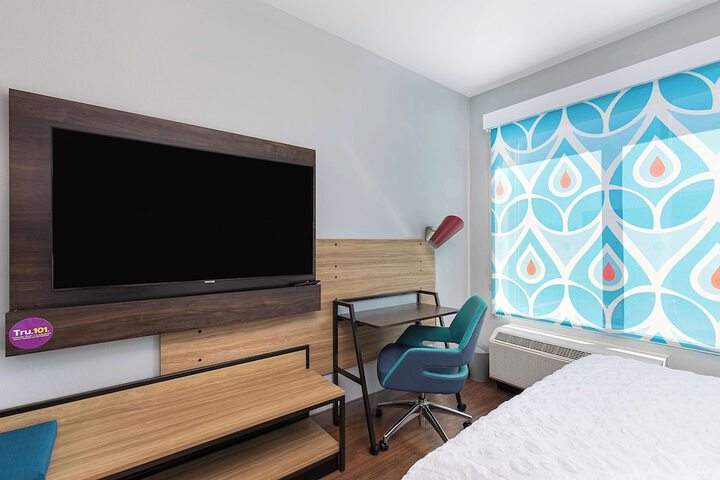 2 Queen Beds with Walk in Shower (3 of 14)