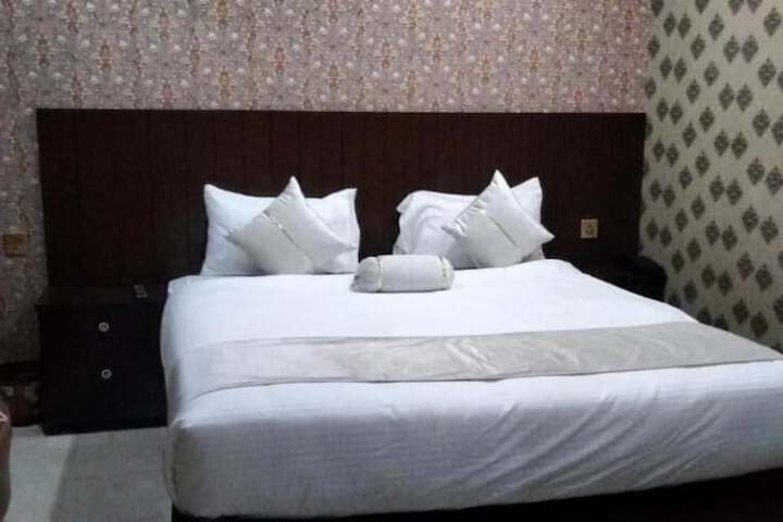 Room 8 of 17