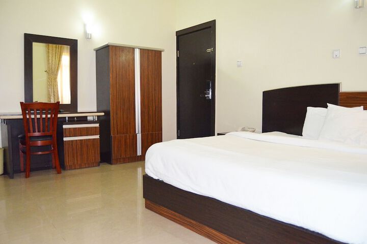 Room 11 of 28