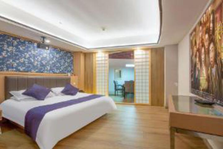 Room 12 of 12