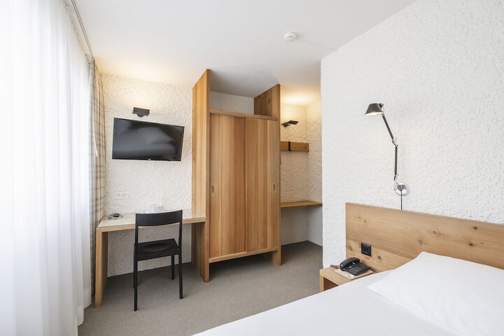 Room 9 of 39