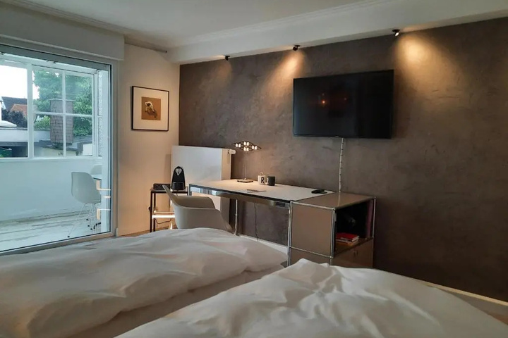 Room 4 of 10