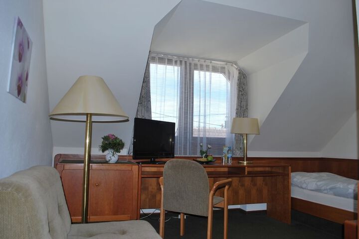 Room 13 of 33