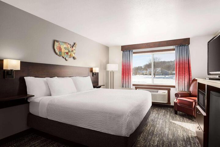 1 King Bed (29 of 30)