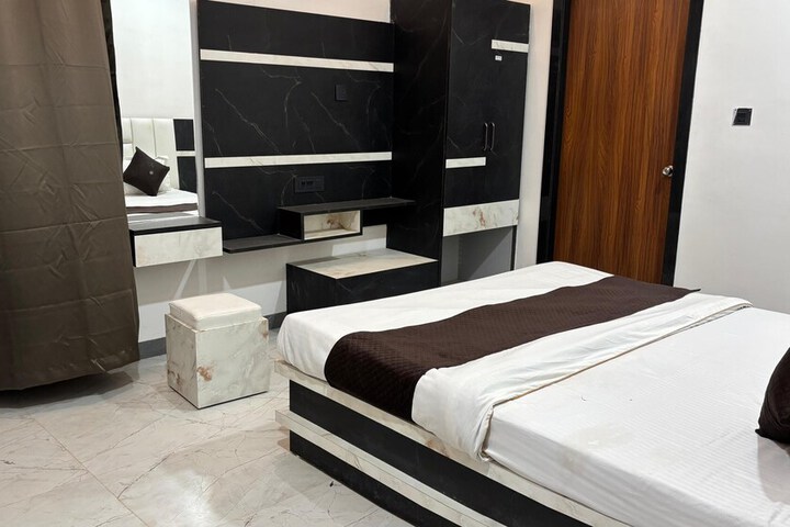 Room 7 of 12
