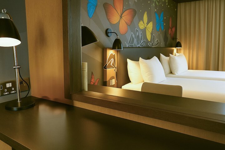 Room 9 of 38