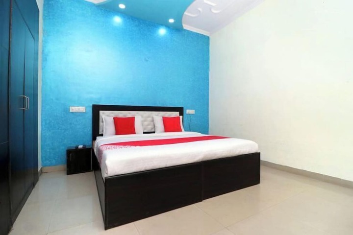 Room 6 of 9