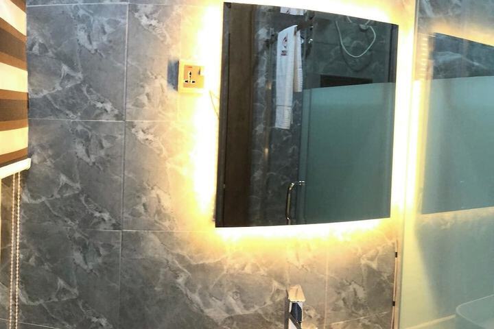 Room 20 of 33