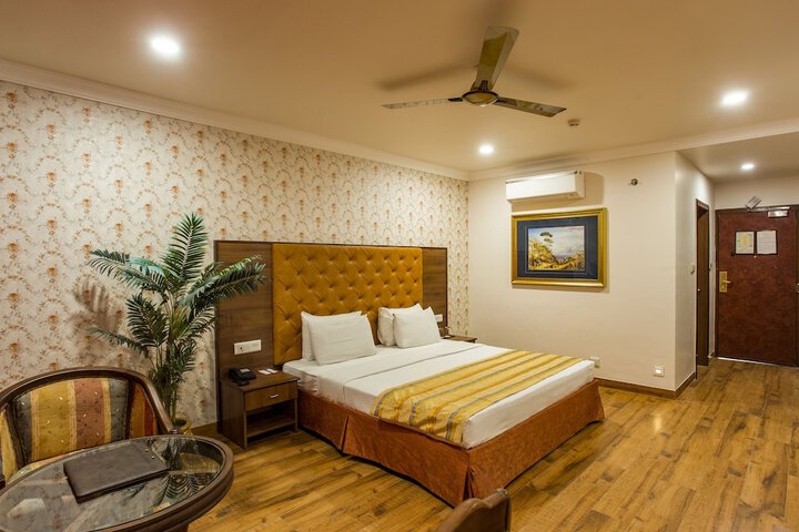Room 13 of 37