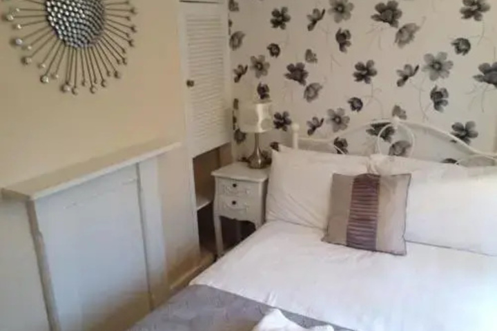 Room 8 of 12