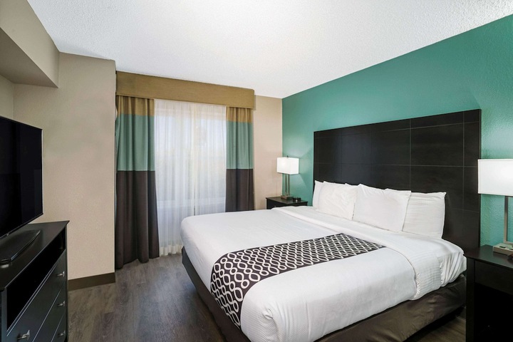 1 King Bed Executive Room (10 of 15)