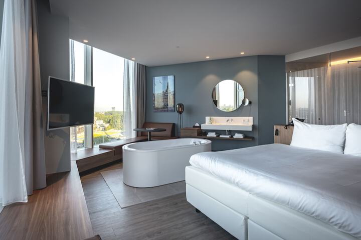 Room 10 of 77