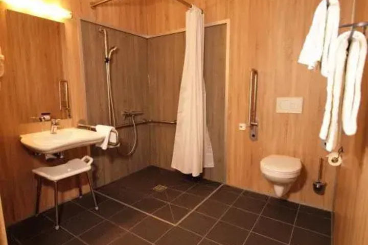 Room 4 of 9