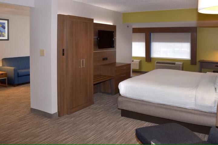 1 King Bed (8 of 17)