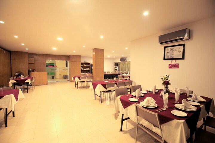 Dining 19 of 24