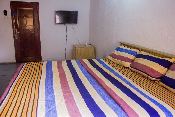 Room 9 of 34