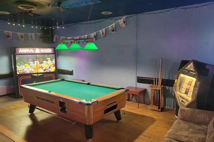 Lounge 23 of 26