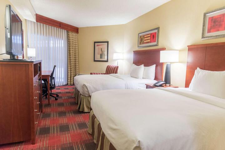 2 Queen Beds (3 of 17)