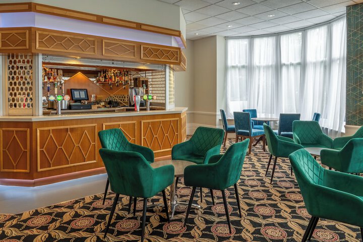Lounge 51 of 64