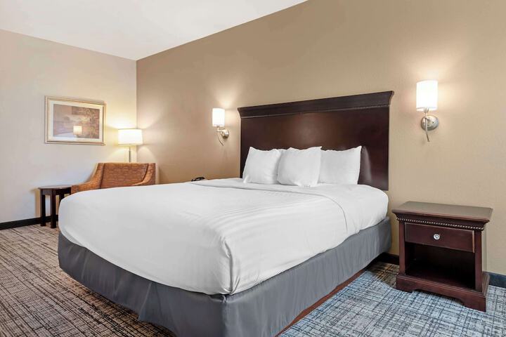 1 King Bed High Speed Internet Accessible Microwave and Refrigerator Flat Screen Television Desk Full Breakfast (10 of 14)