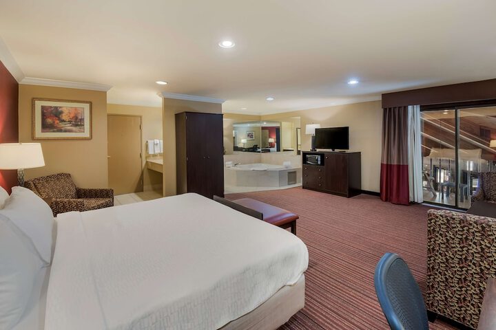 1 King Bed High Speed Internet Accessible Microwave and Refrigerator, Iron and Ironing Bo (3 of 22)