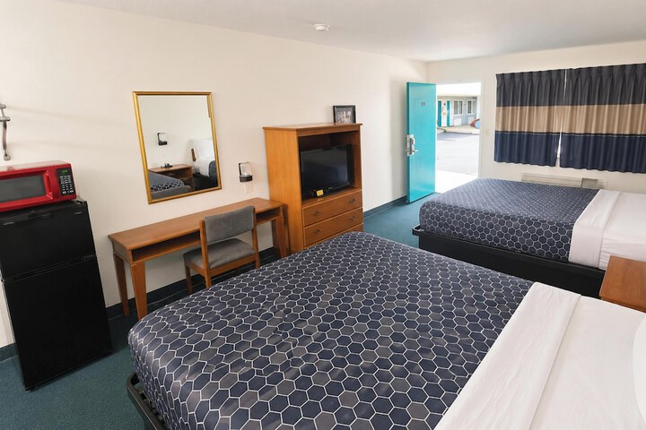 Room 6 of 18