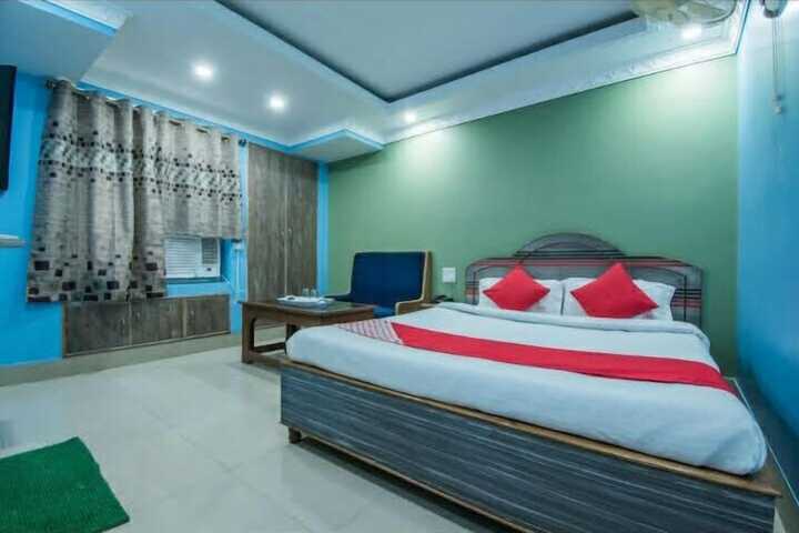 Room 4 of 8