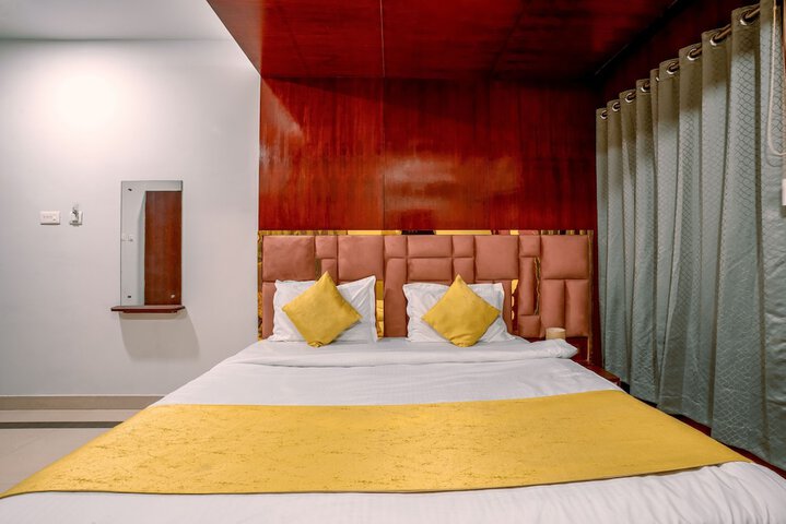 Room 6 of 13