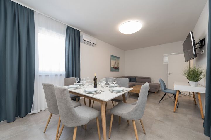 Room 25 of 38