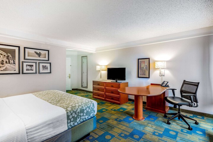1 King Bed Deluxe Room (3 of 18)