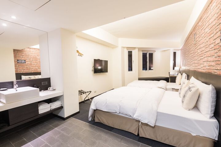 Room 42 of 61