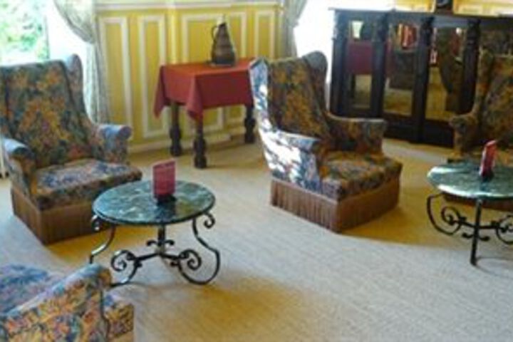 Lounge 8 of 11