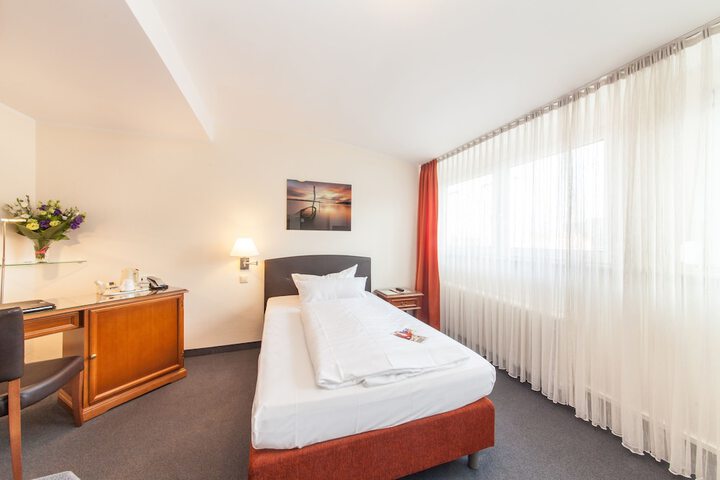 Room 8 of 37